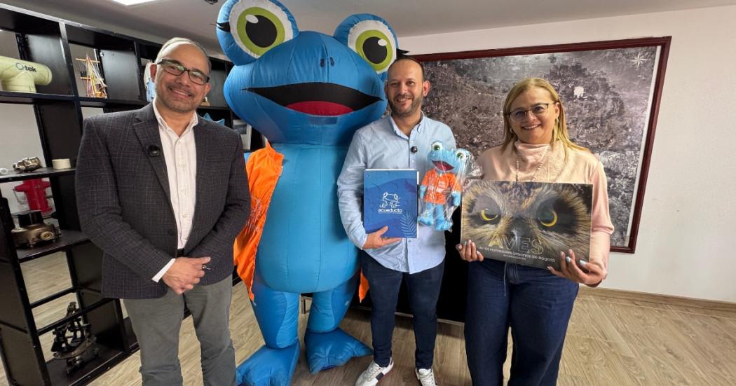 Foto que muestra tres personas sonriendo