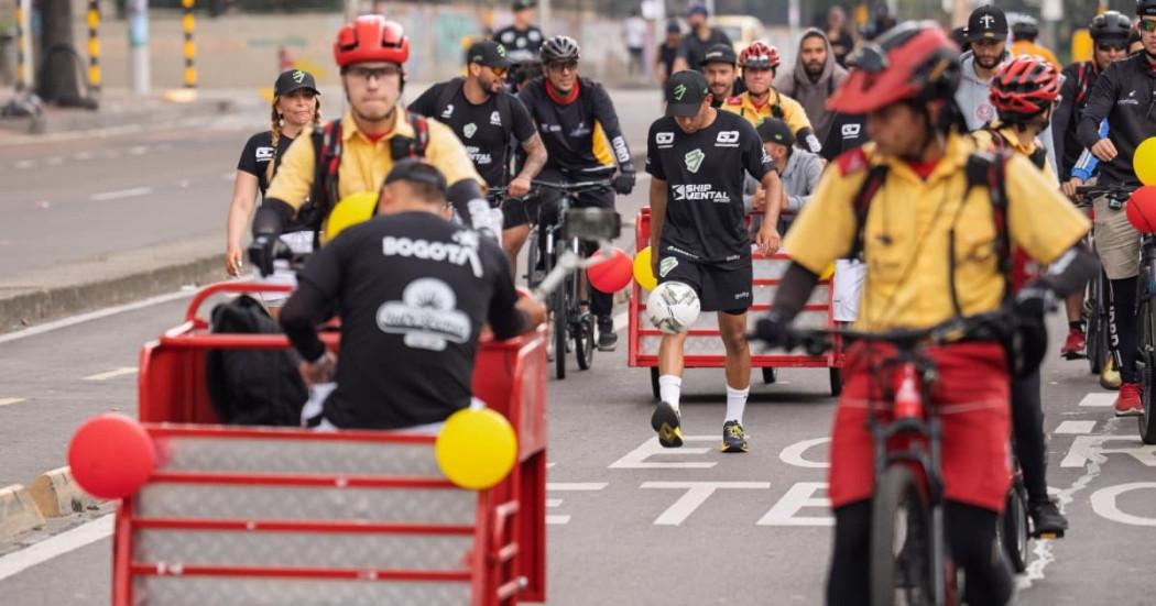 Intento de récord de dominadas de balón en Ciclovía de Bogotá