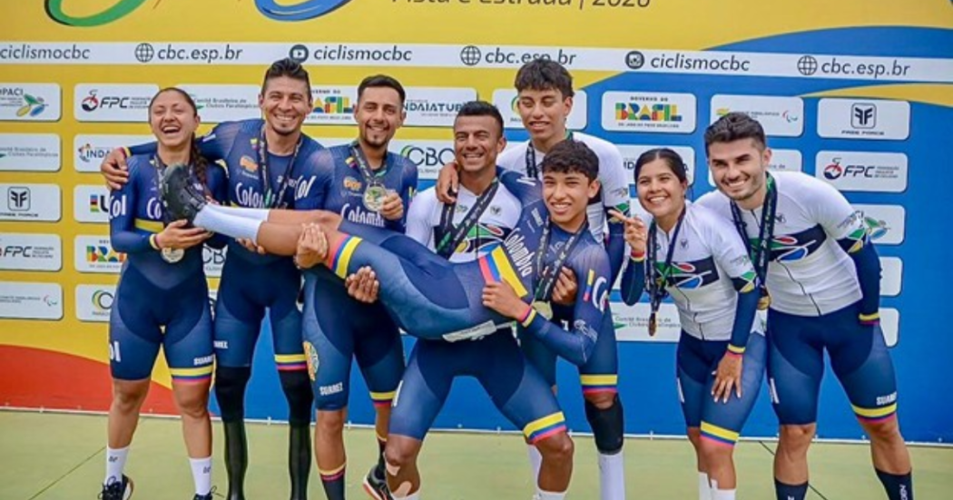 Imagen de ciclistas celebrando