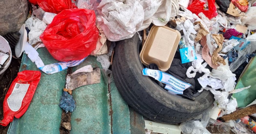 Foto de escombros arrojados 