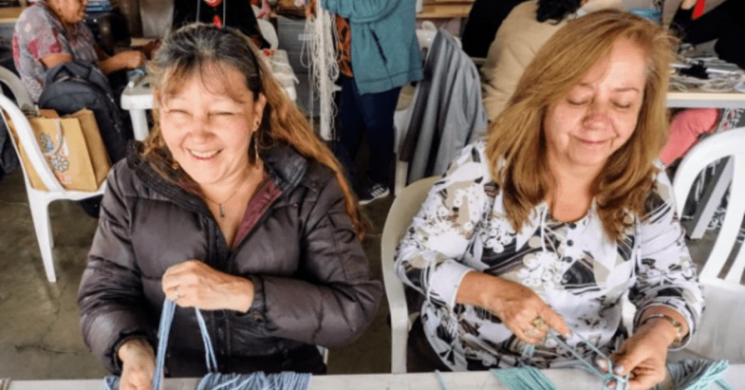 Imagen de las dos mujeres tejiendo