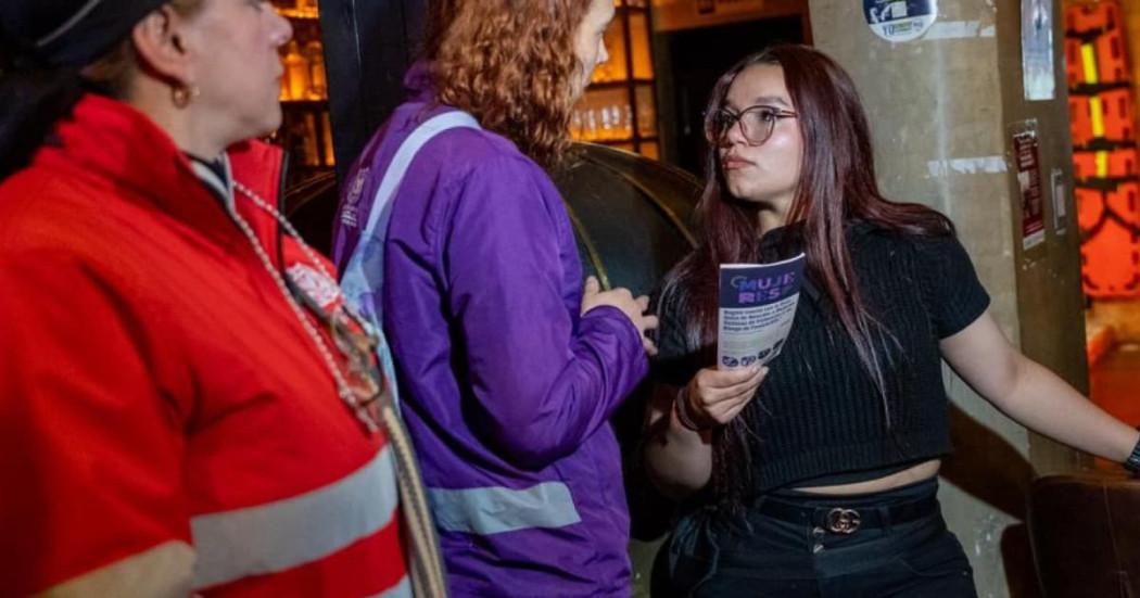 Funcionaria de la SDMujer hablando con una transeúnte.