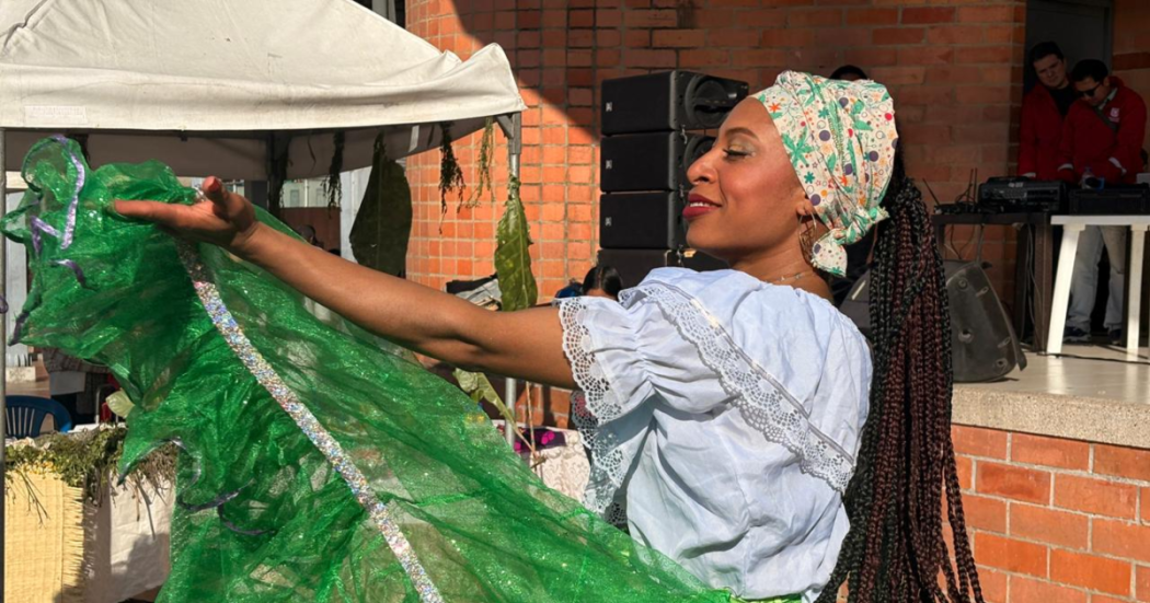 Imagen de una mujer afro bailando