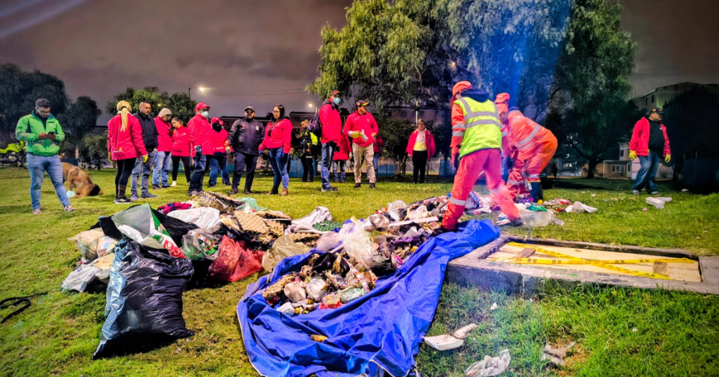Imagen de funcionarios recogiendo basura