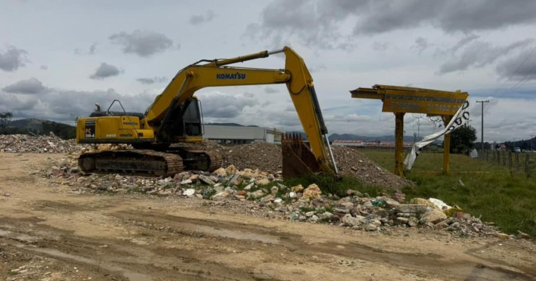 maquinaría amarilla trabajando en un terreno