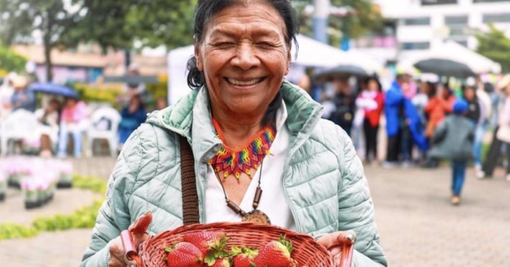 Mujer campesina sonriendo 