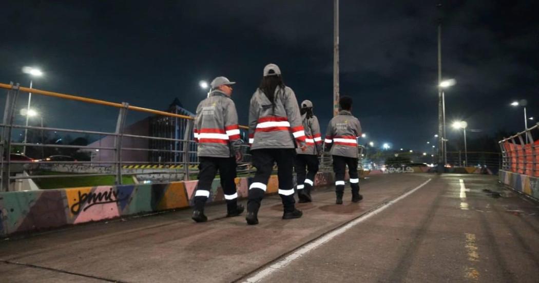 Gestores del Orden caminando por una calle de noche 