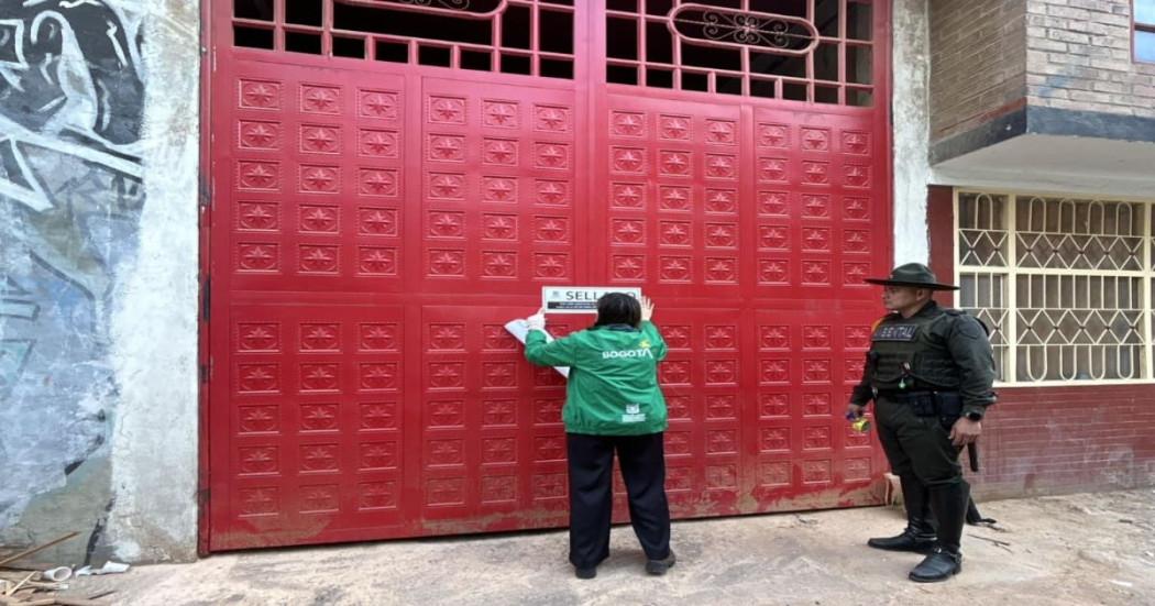 Mujer realiza operativo de sellamiento de negocio