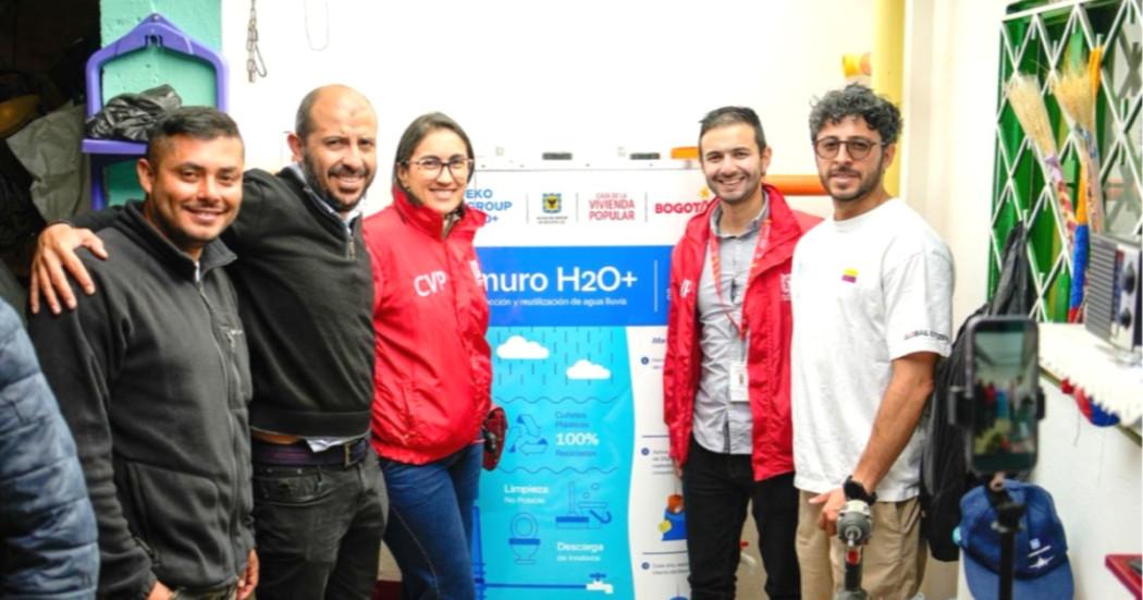 Foto que muestra un grupo de personas sonriendo 