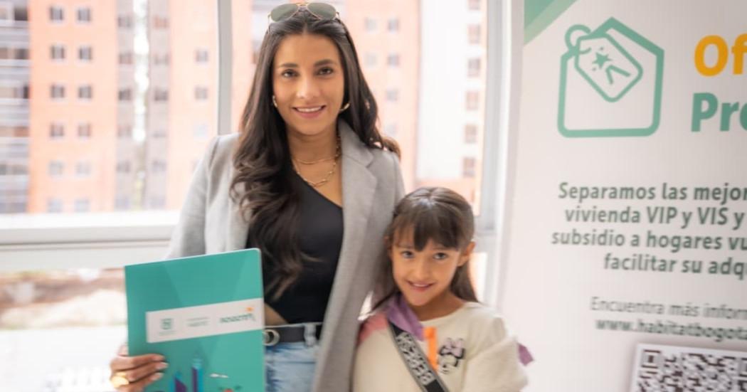 Foto que muestra dos personas sonriendo