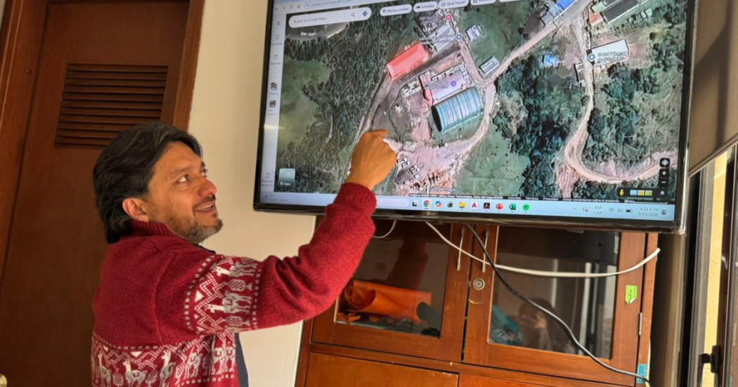 Imagen del alcalde de Sumapaz señalando el televisor con un mapa