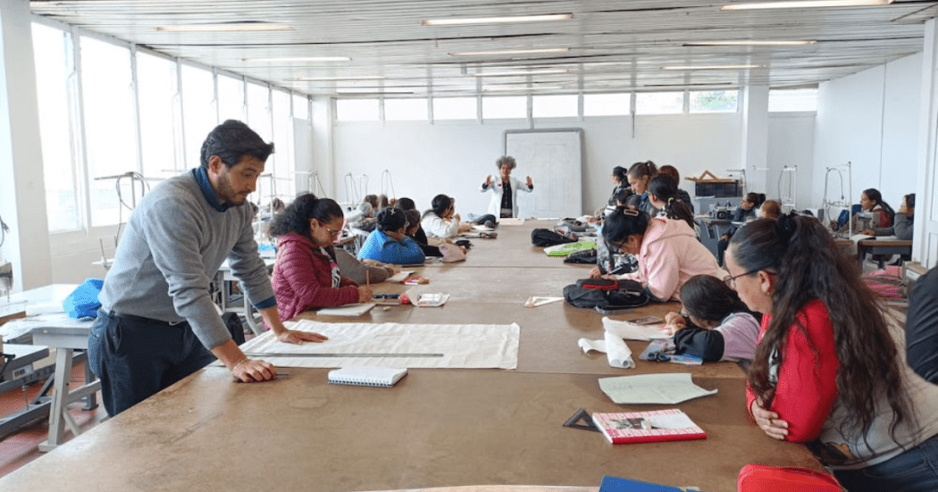 Imagen de varios estudiantes recibiendo clase