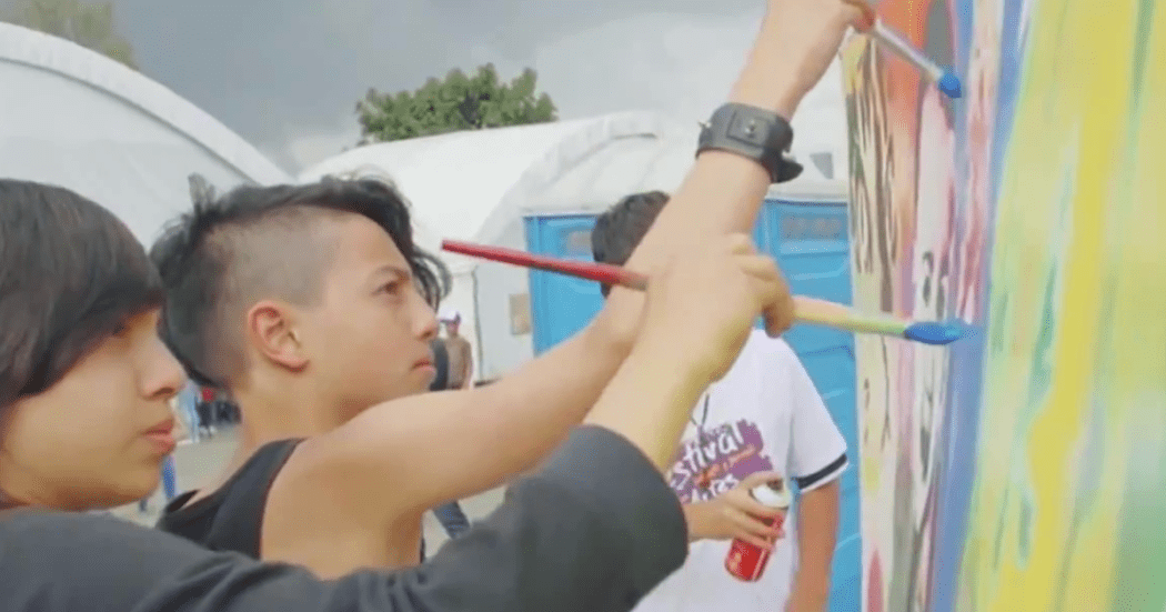 Imagen de varios niños en taller de artes.