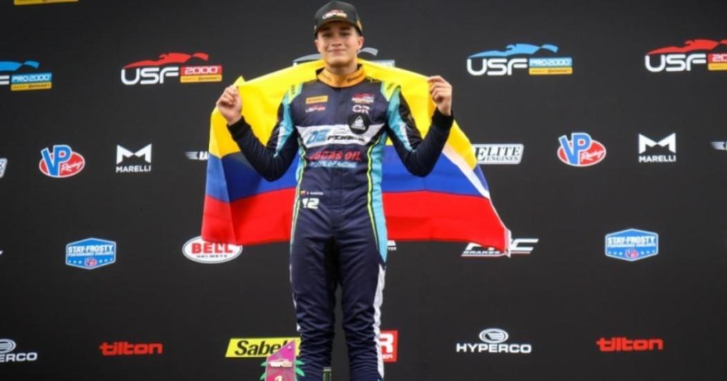 Foto que muestra a Sebastián Garzón con una bandera de Colombia