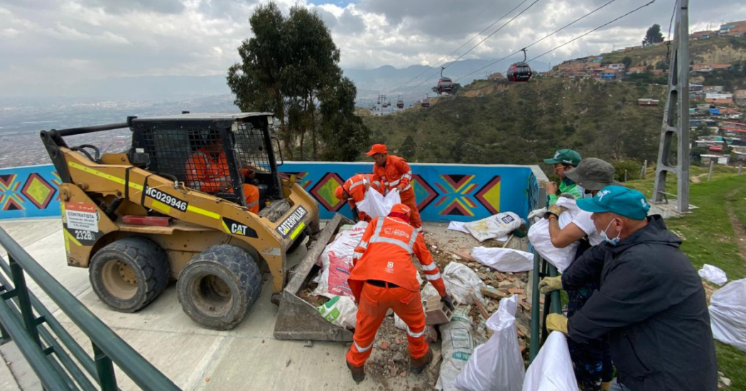 Foto de funcionarios del Distrito en operativo de limpieza