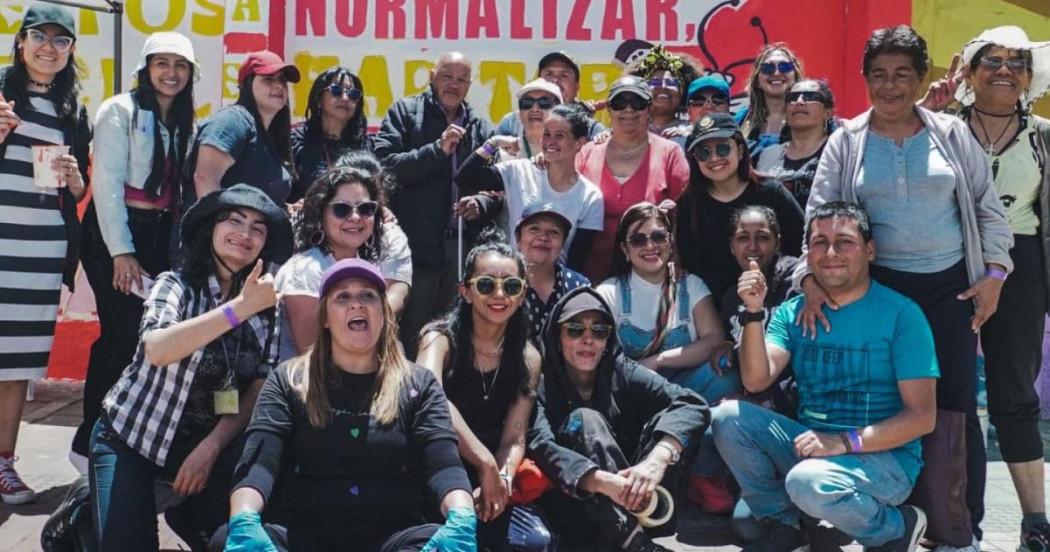 Mujeres participantes de la pintura de mural en Modelia, por el 8M.