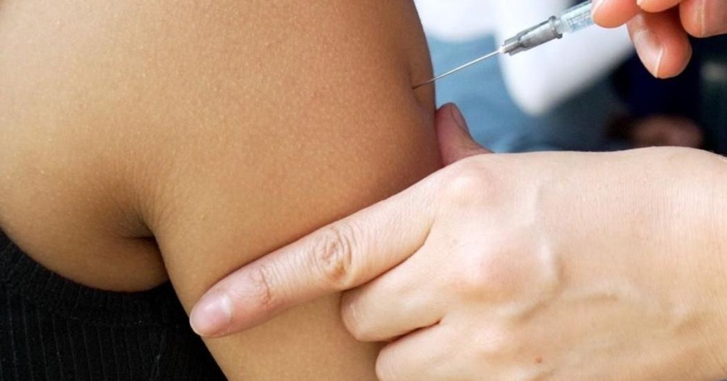 Foto que muestra una persona colocando una vacuna en un brazo