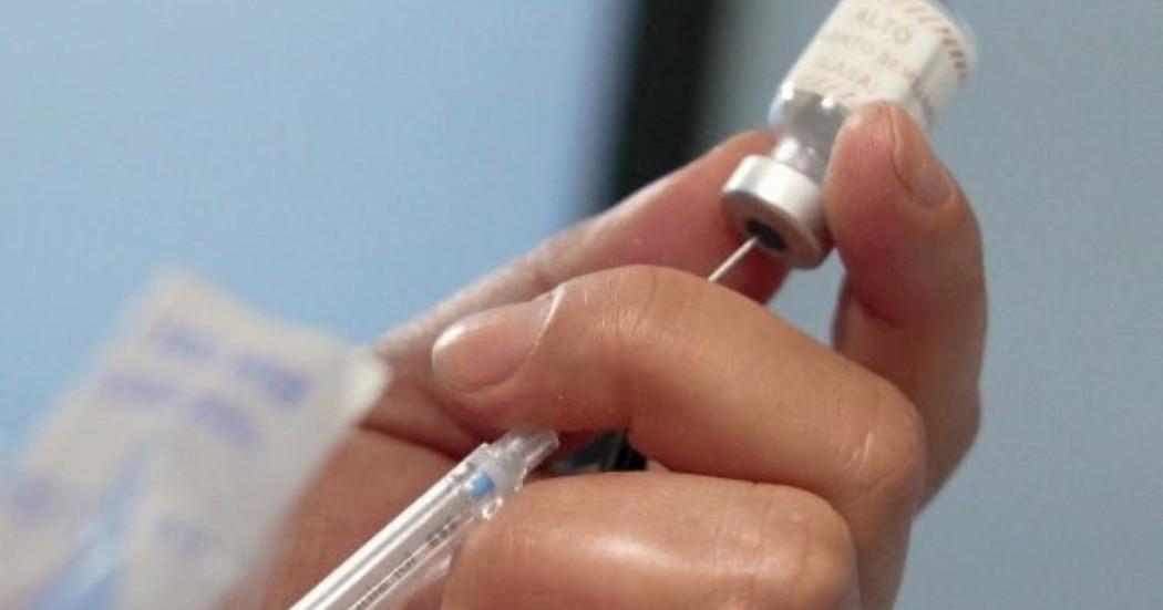 Foto que muestra una persona sosteniendo una jeringa 