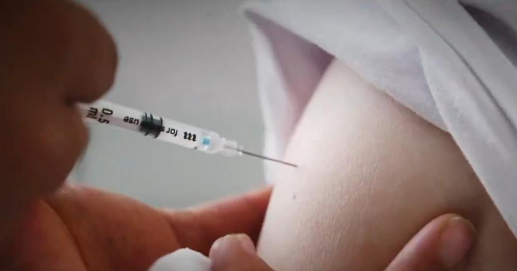 Persona colocando una vacuna en un brazo 