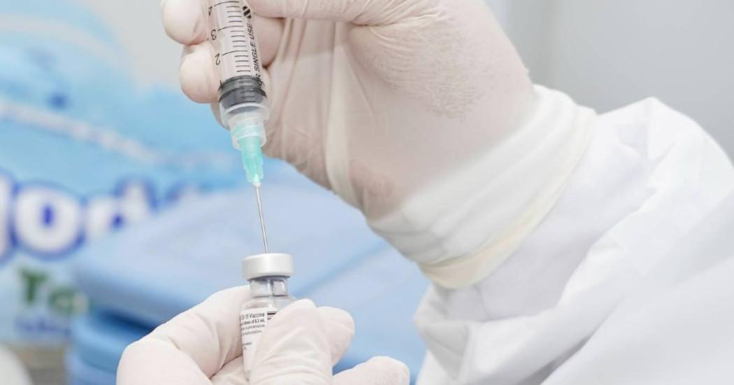 Foto que muestra unas manos sosteniendo una jeringa