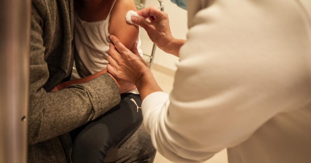 Foto que muestra una enfermera colocando una vacuna