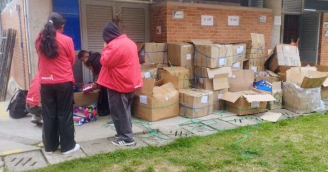 Foto de la entrega de elementos tecnológicos en seis colegios en Usme, al sur de Bogotá.