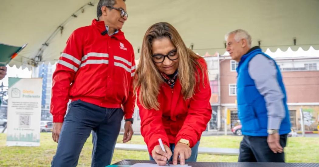 Foto que muestra tres personas hablando
