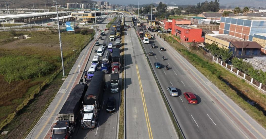 Foto de vehículos transitando por la autopista Sur en Soacha, en Cundinamarca.