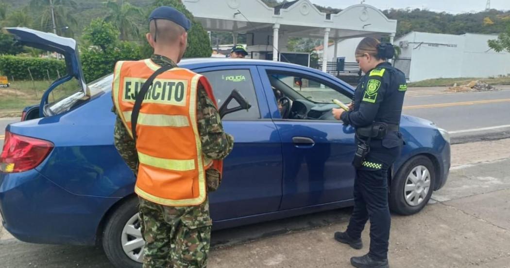 Foto de policías y soldados realizando controles a vehículos en vías de Cundinamarca.