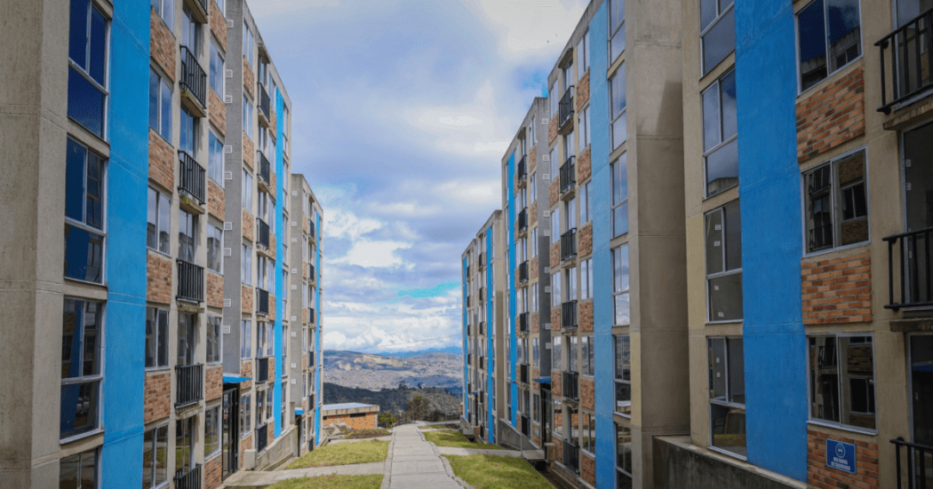 Imagen de dos edificios de apartamentos en Bogotá