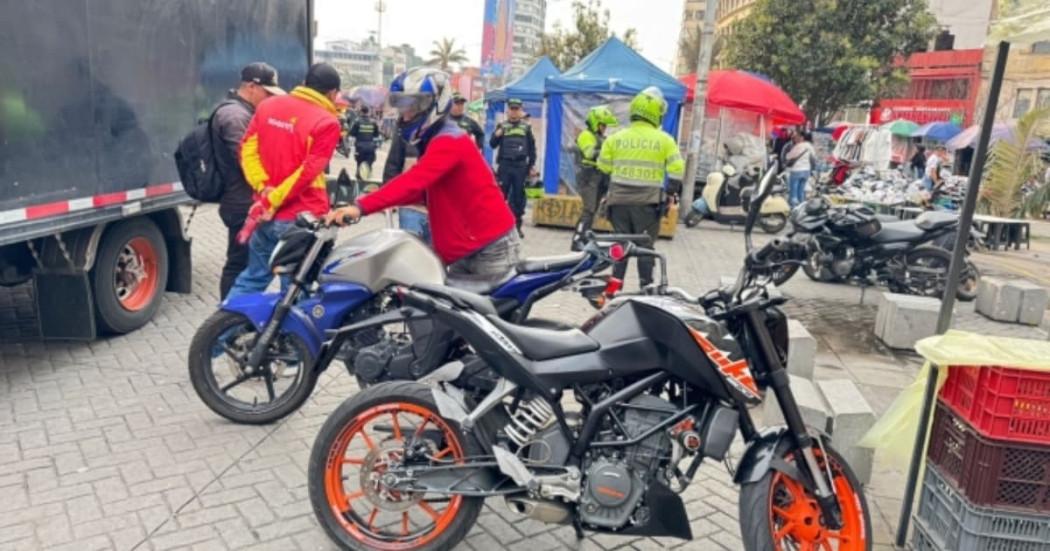 Foto de controles por mal parqueo en San Victorino, en el centro de Bogotá