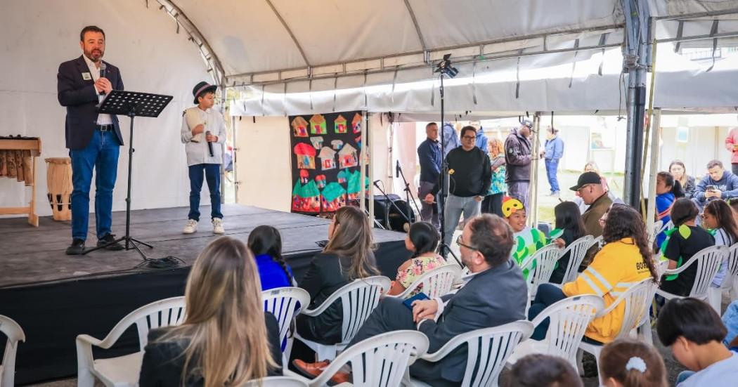 Foto del alcalde Carlos Fernando Galán en el evento de conmemoración en Bogotá del Día Nacional de Víctimas del Conflicto Armado.