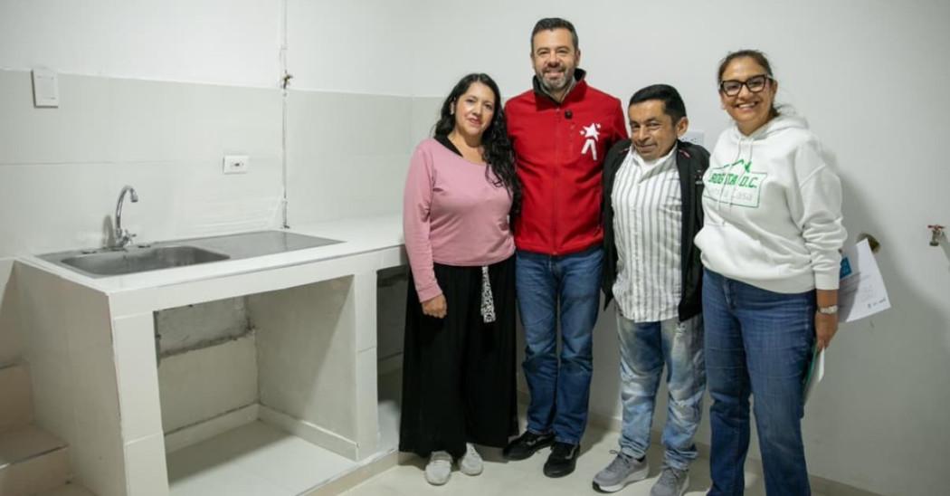 Foto del alcalde Carlos Fernando Galán durante la entrega de mejoramientos de vivienda en el sur de Bogotá.