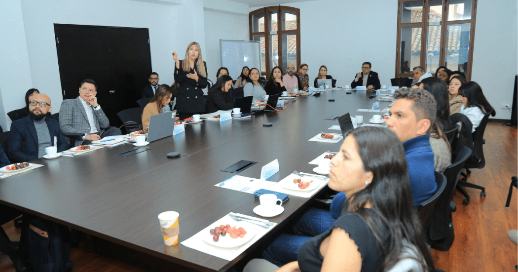 Foto de alcaldes locales con el sector salud 