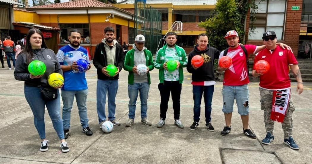 Foto de integrantes de barras de fútbol en jornada de convivencia en Los Mártires, centro de Bogotá.