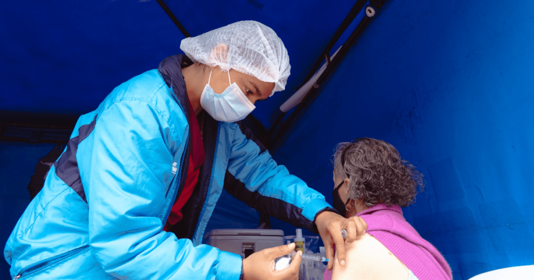 Foto de una enfermera aplicando una vacuna