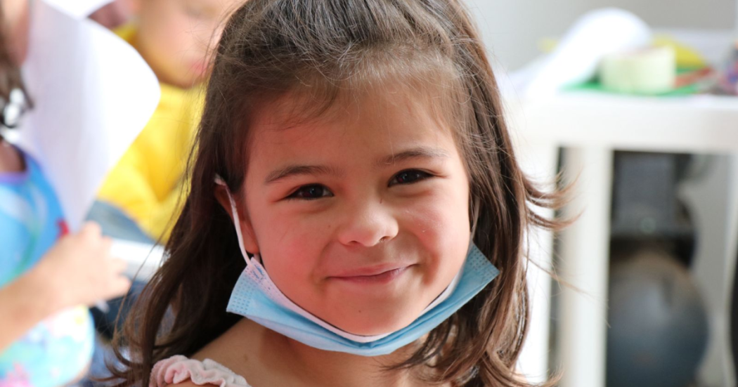 Foto de una niña sonriendo