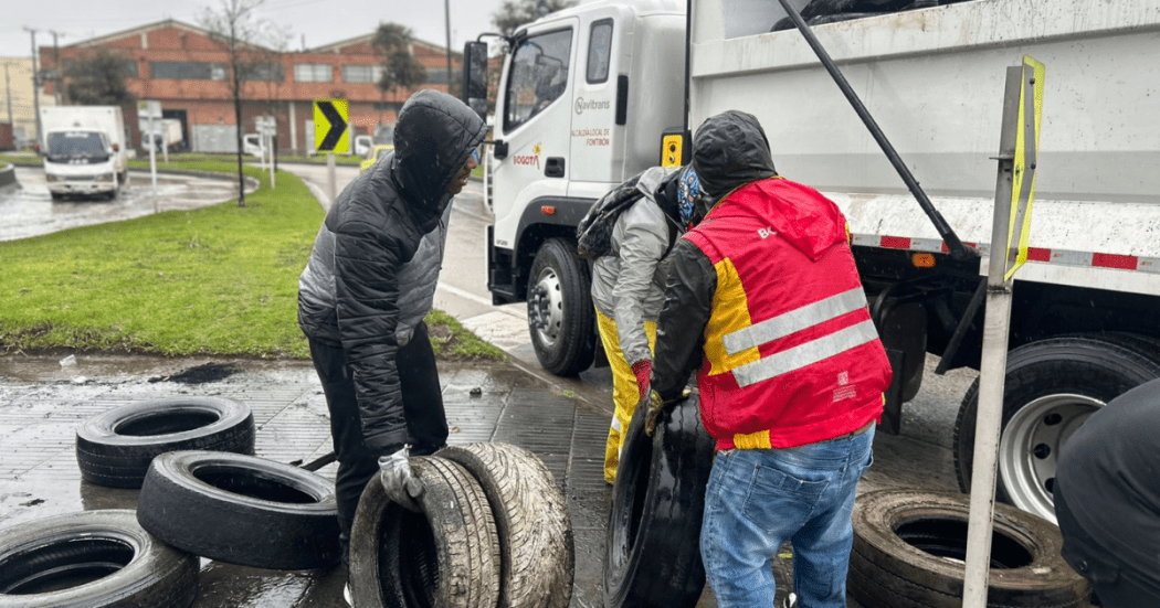 Foto de funcionarios del Distito en jornada de embellecimiento 