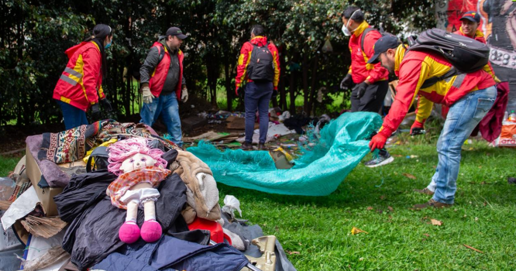 Foto de funcionarios del Distrito en operativo de limpieza