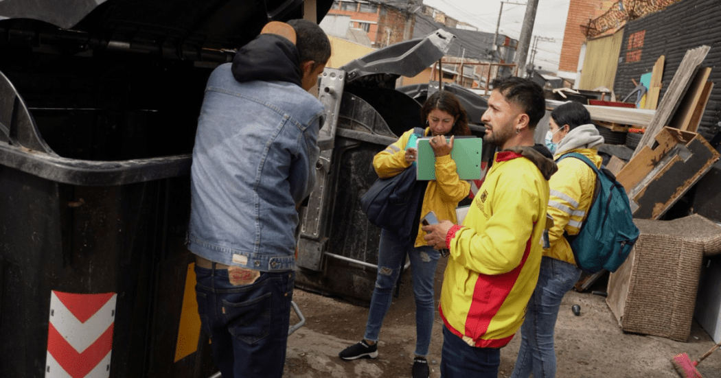 Foto de funcionarios del Distito en jornada de embellecimiento 