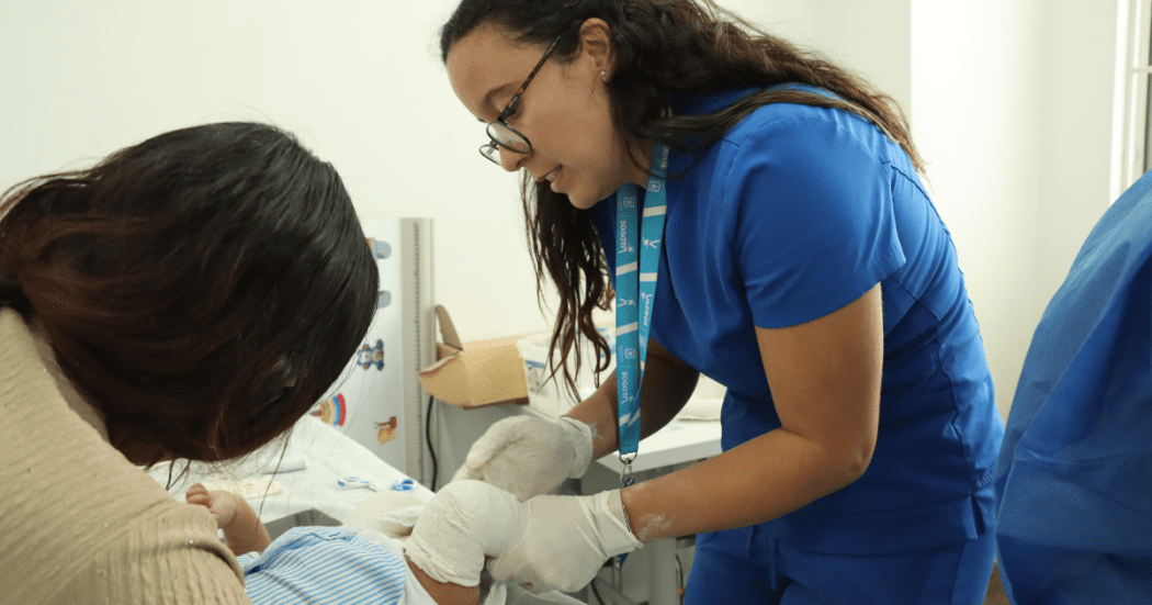 Foto de una doctora ayudando a un paciente
