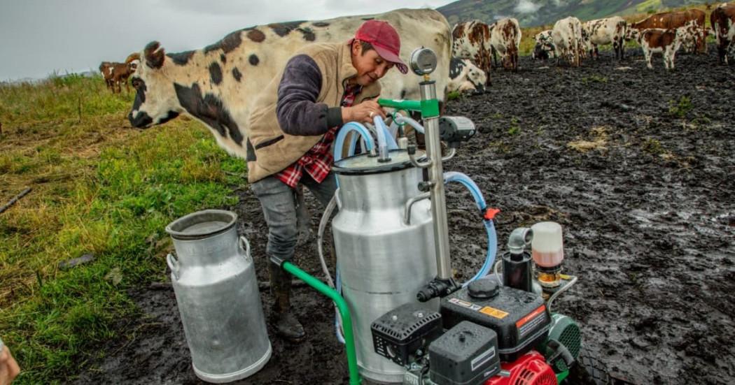 Foto de un campesino con su unidad productora de leche en una zona rural de Bogotá.