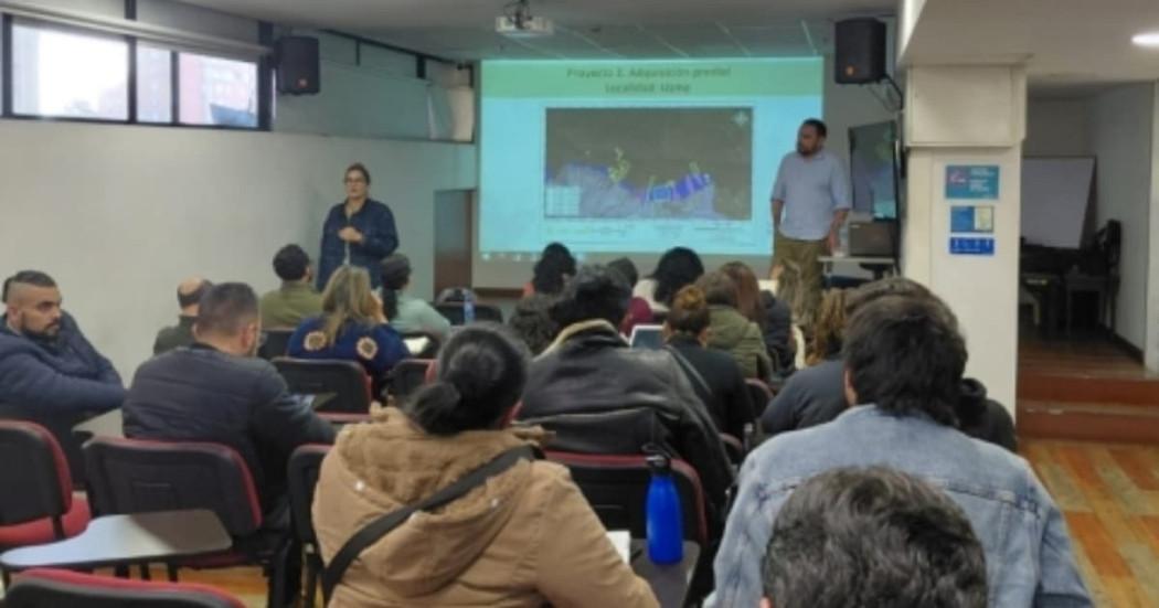 Foto de la mesa de trabajo con 300 familias identificadas en Entrenubes, al sur de Bogotá.