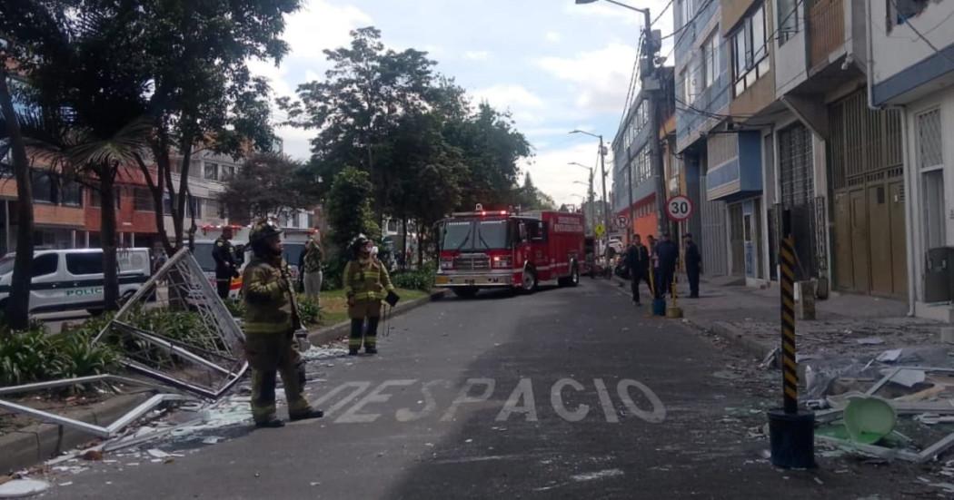 Foto de hombres del Cuerpo Oficial de Bomberos de Bogotá en atención de la emergencia.