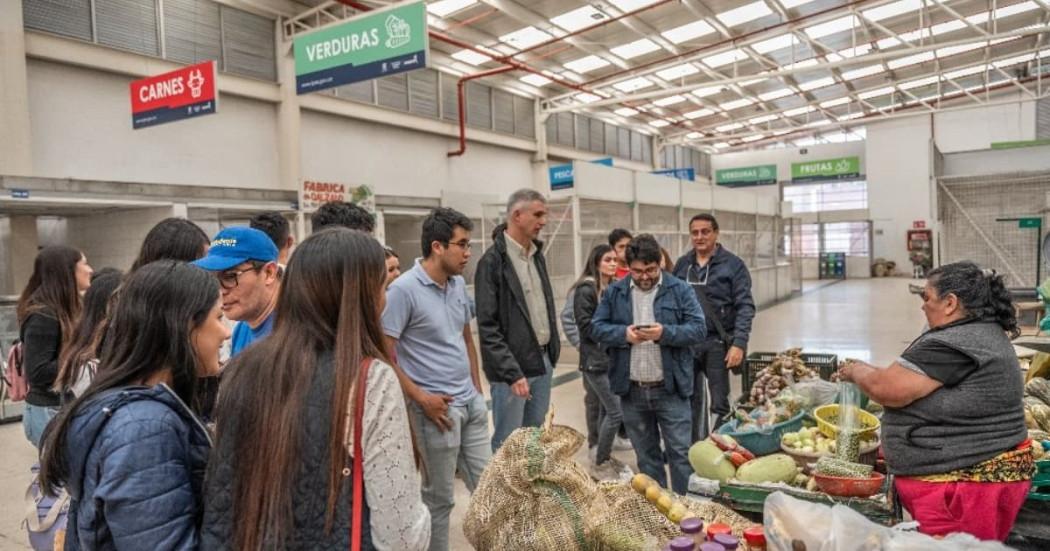 Foto de bogotanos y bogotanos durante una visita 