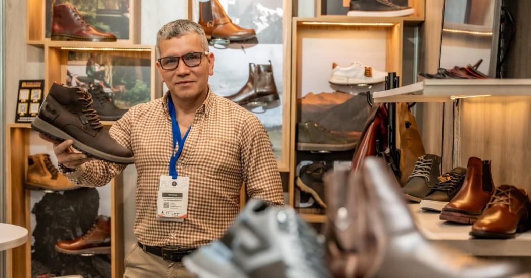 Foto de un pequeño empresario de calzado en Bogotá.