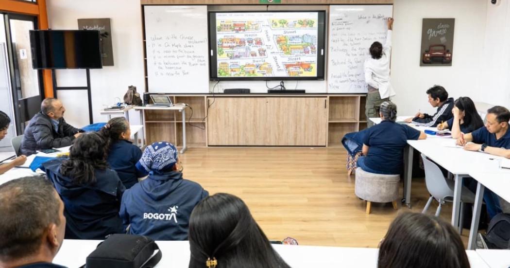 Foto de comerciantes y vendedores informales de Bogotá accediendo a cursos gratis.