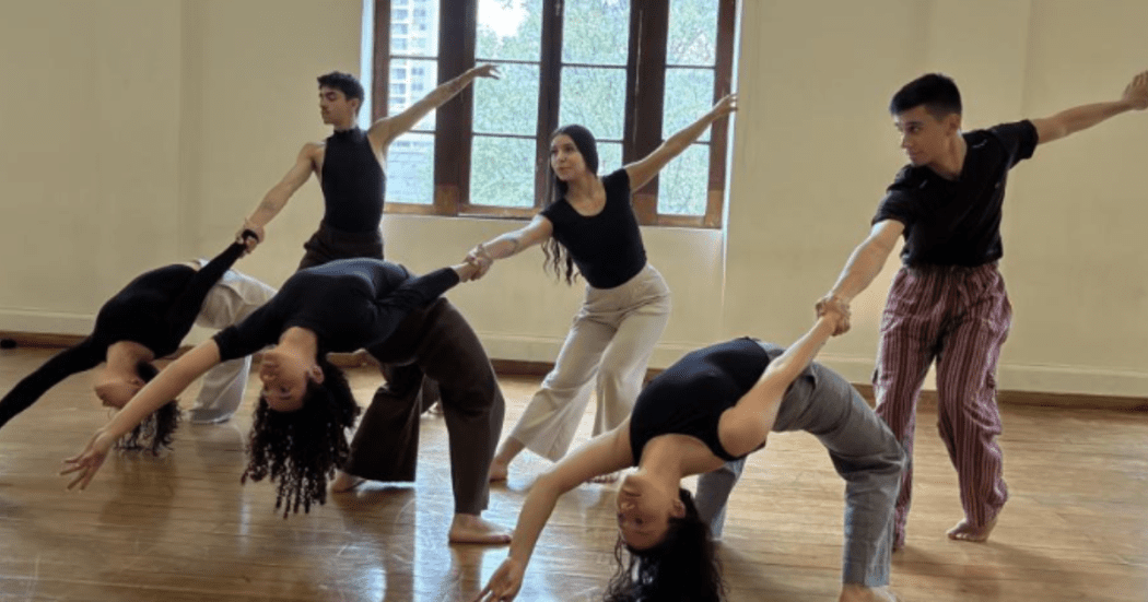 Imagen de grupo de bailarinas en puesta en escena de danza.