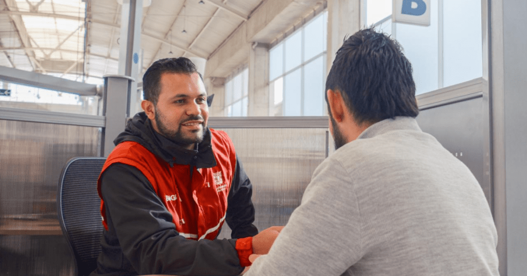 Foto de un funcionario ayudando a un ciudadano
