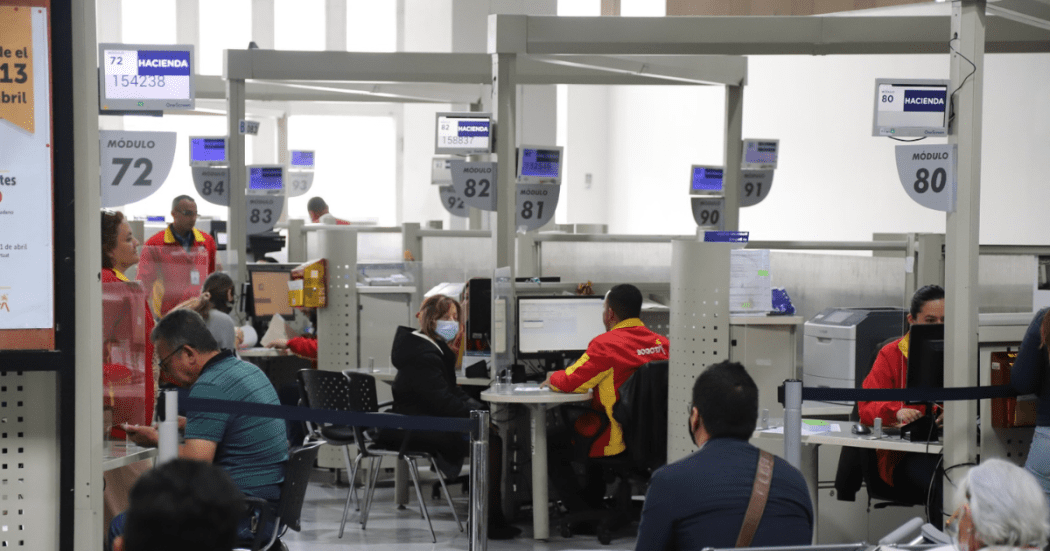 Foto de funcionarios del Distrito atendiendo a un ciudadano 